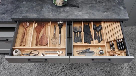 Offene Küchenschublade mit Utensilieneinsatz, Besteckeinsatz und Messereinsatz