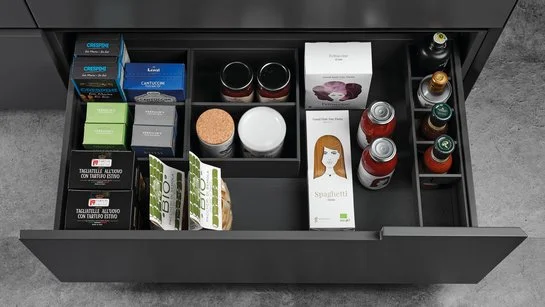 Offene Küchenschublade mit Inneneinteilung