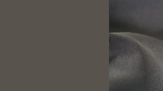 Farbkachel in basaltgrau, daneben ein farblich passender Stoff