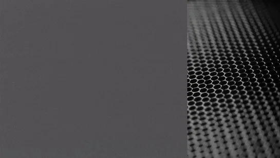 Farbkachel in carbon, daneben eine farblich passende Abbildung einer Lochmetalloberfläche