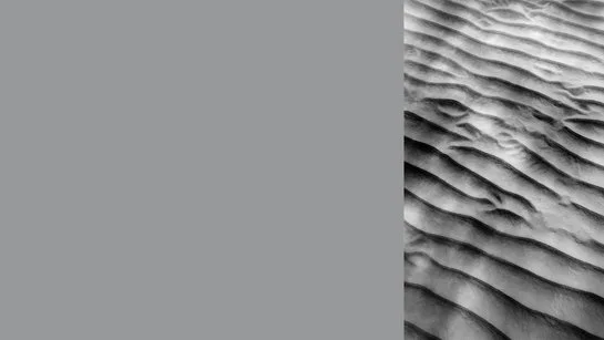 Farbkachel in felsgrau, daneben ein farblich passendes Bild von grauem Sand