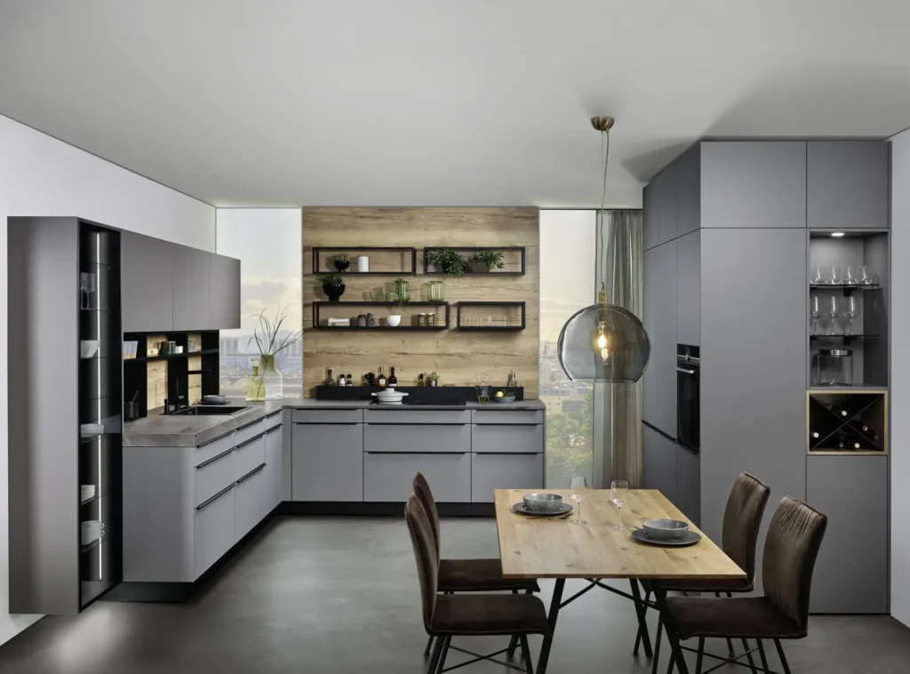 Moderne graue Küche mit Holz­tisch und Stühlen