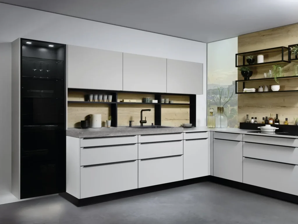 Moderne Küche mit weißen Schränken, grauen Arbeitsplatten