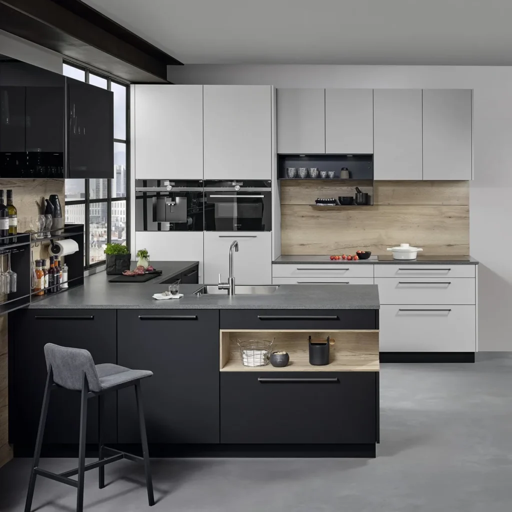 L-förmige Küche mit kieselgrauen Hoch- und Oberschränken und schwarzer Kücheninsel