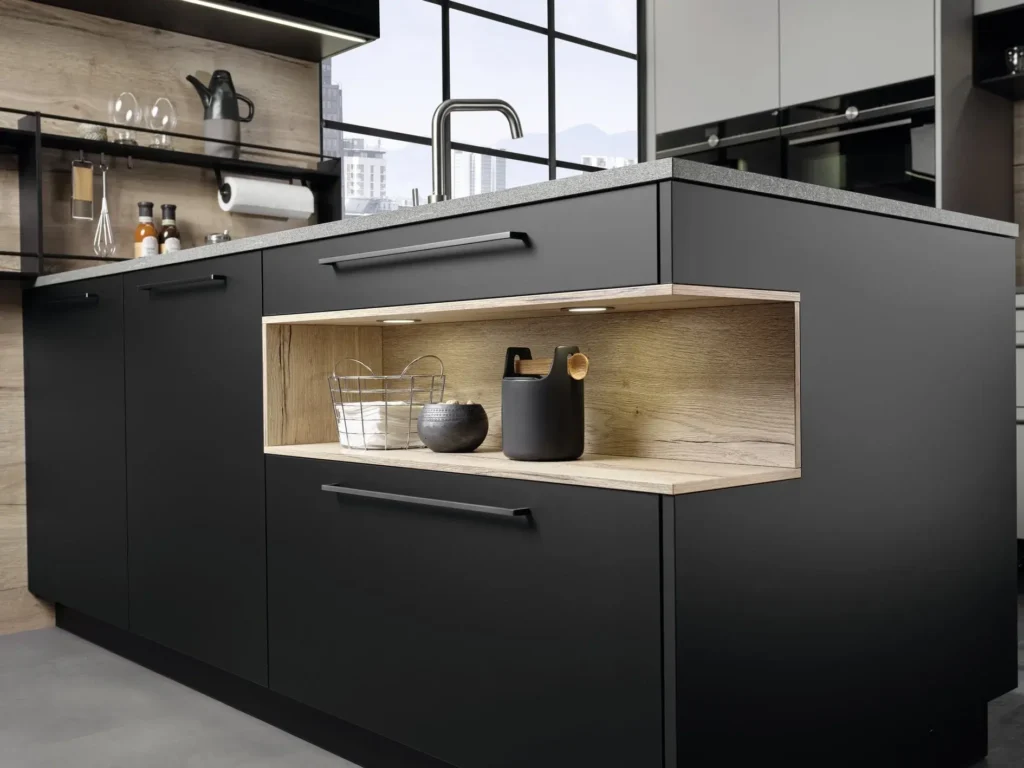 Schwarze Kücheninsel mit offenem eingebauten Holzregal