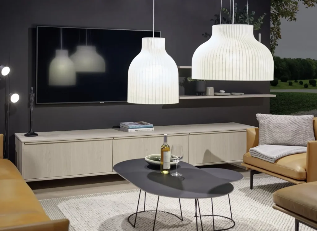 Gemütliches Wohnzimmer mit Fernseher, Couch und Tisch