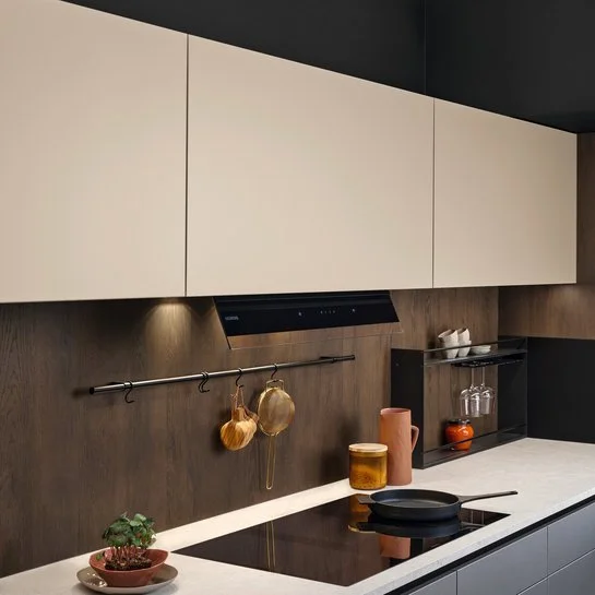 Graue Küchenzeile mit heller Arbeitsplatte und sandfarbenen Oberschränken