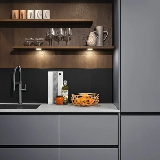 Ausfschnitt einer Küchenzeile in grau mit Spülbereich und Hochschrank