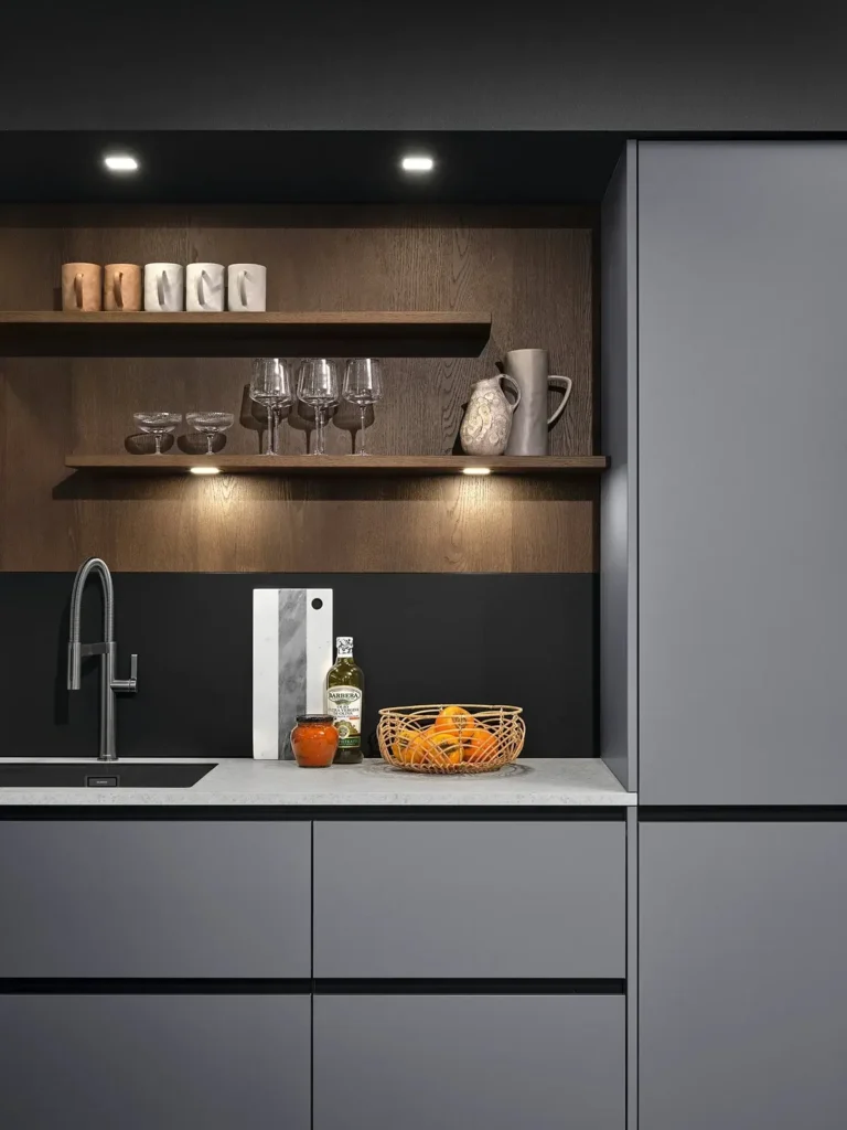 Ausfschnitt einer Küchenzeile in grau mit Spülbereich und Hochschrank