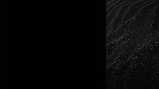 Farbkachel in onyxschwarz, daneben ein farblich passendes Bild von schwarzem Sand