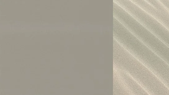 Farbkachel in sahara metallic, daneben eine farblich passende Abbildung von Kies