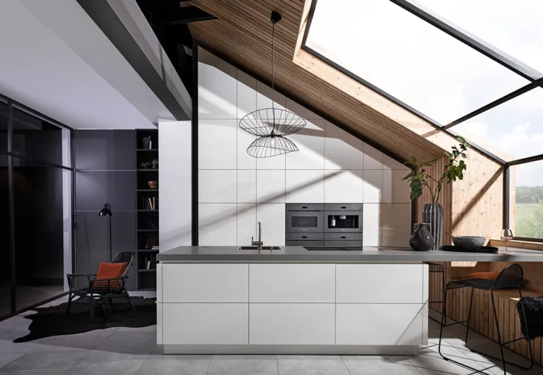 Moderne Küche Häacker im hell Stil mit Holzdecke und Dachfenstern