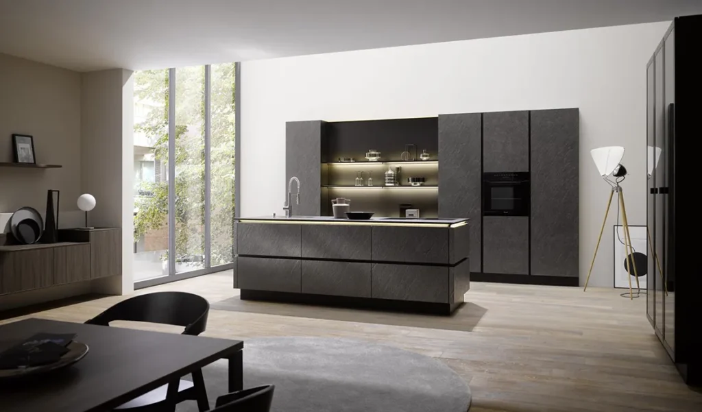 Moderne Küche mit Natursteinplatten und einer Kochinsel