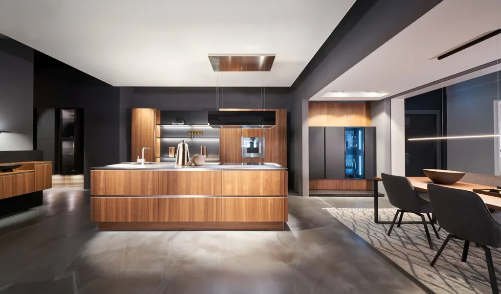 Moderne Küche mit einem großen Schrank mit offenen Regalen und einer Kochinsel mit Holzpaneelen und einer hellen Arbeitsplatte