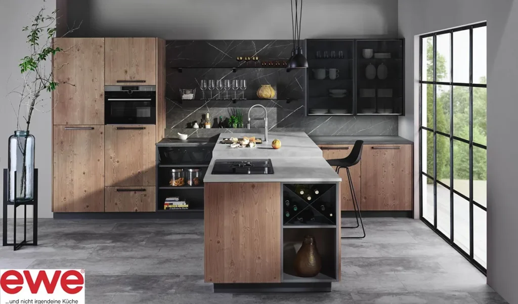 ewe-FM - moderne Küche mit Holzvertäfelung und offenen Regalen sowie dunkelgrauen Akzenten