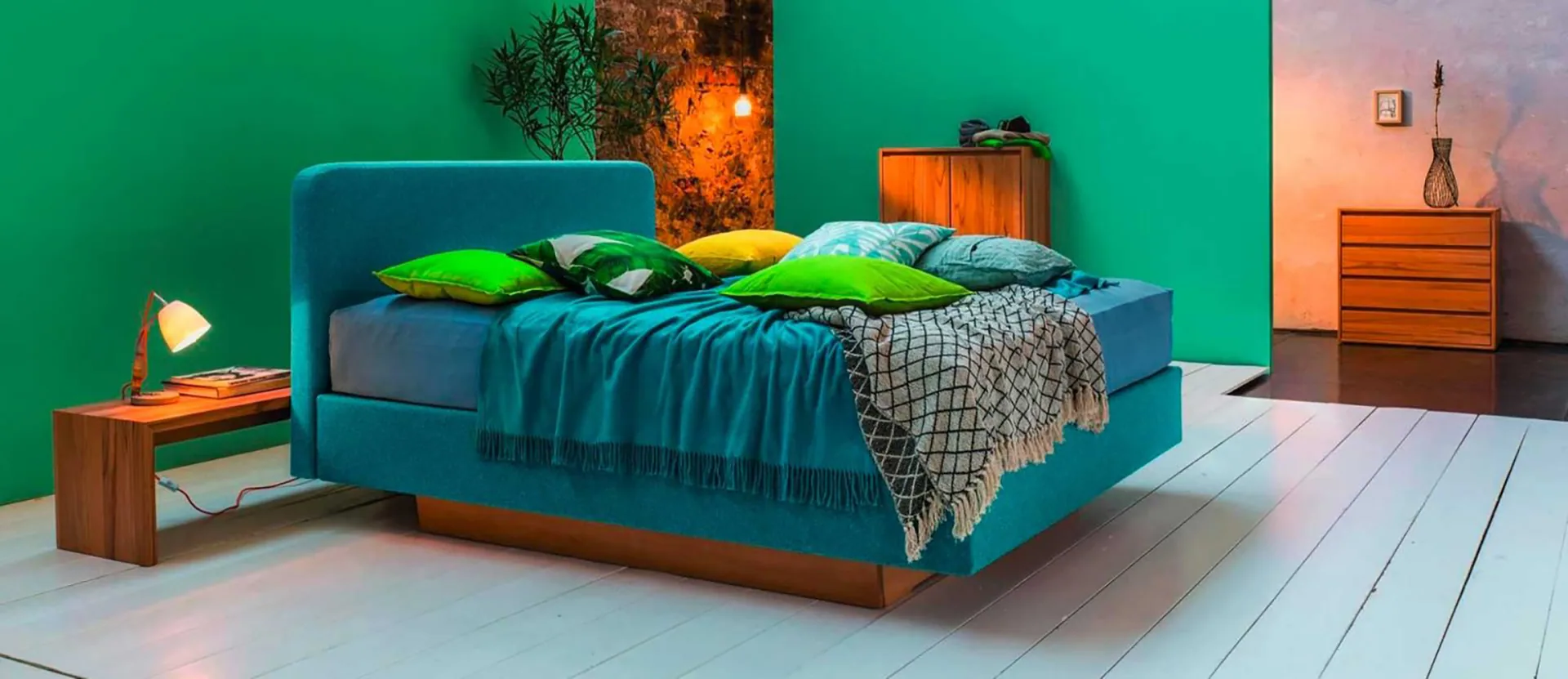 schlafen - modernes Bett mit weichem türkisfarbenem Kopfteil