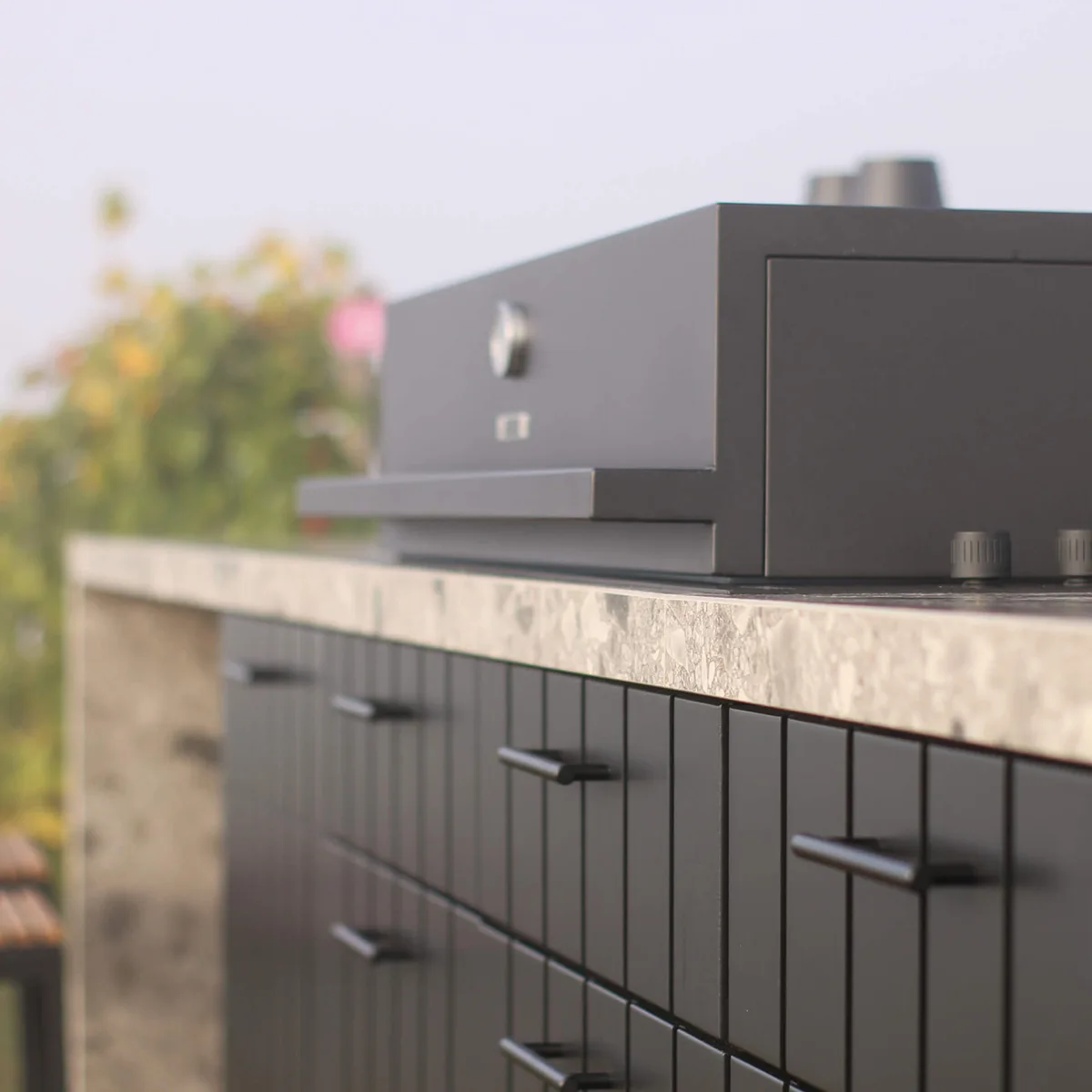 Nahaufnahme eines Grills in einer Outdoor-Küche bei klarem Wetter